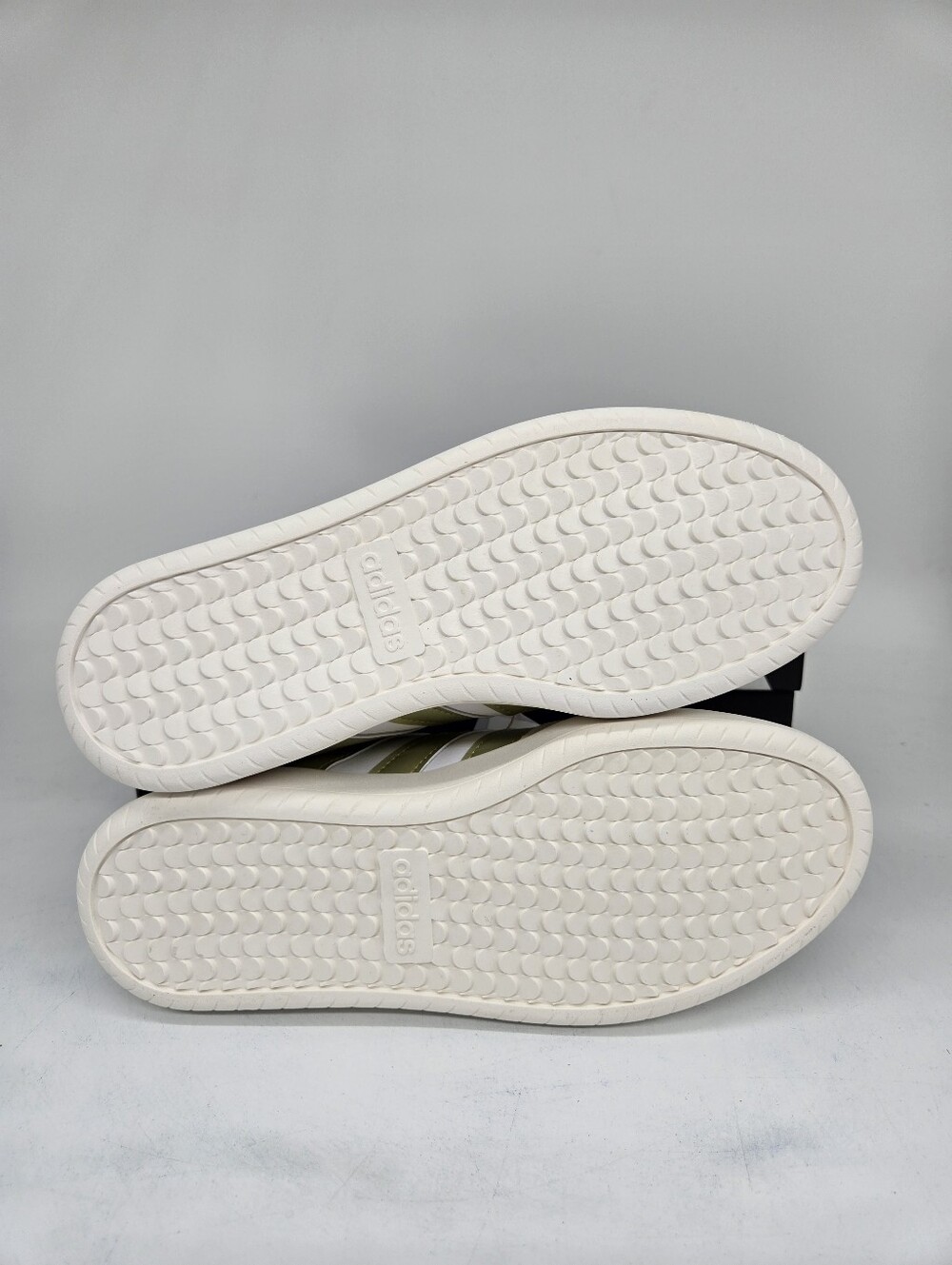 adidas Women's Barreda JR1191 White Gold Metallic Alumina Shoes Size 6 - Picture 7 of 8